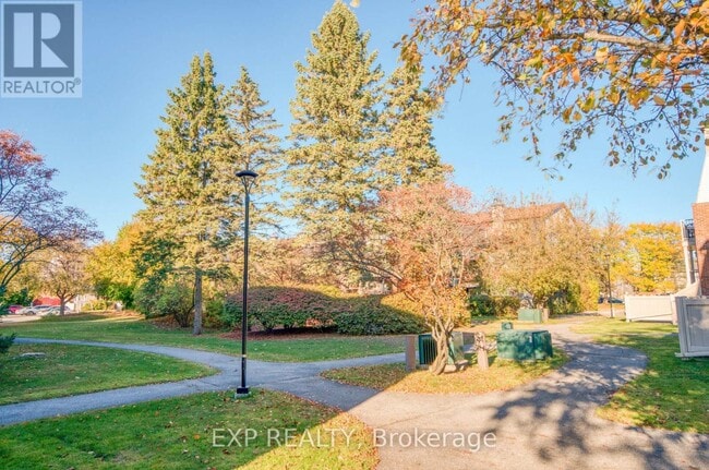 16 Sweetbriar Cir in Ottawa, ON - Building Photo - Building Photo