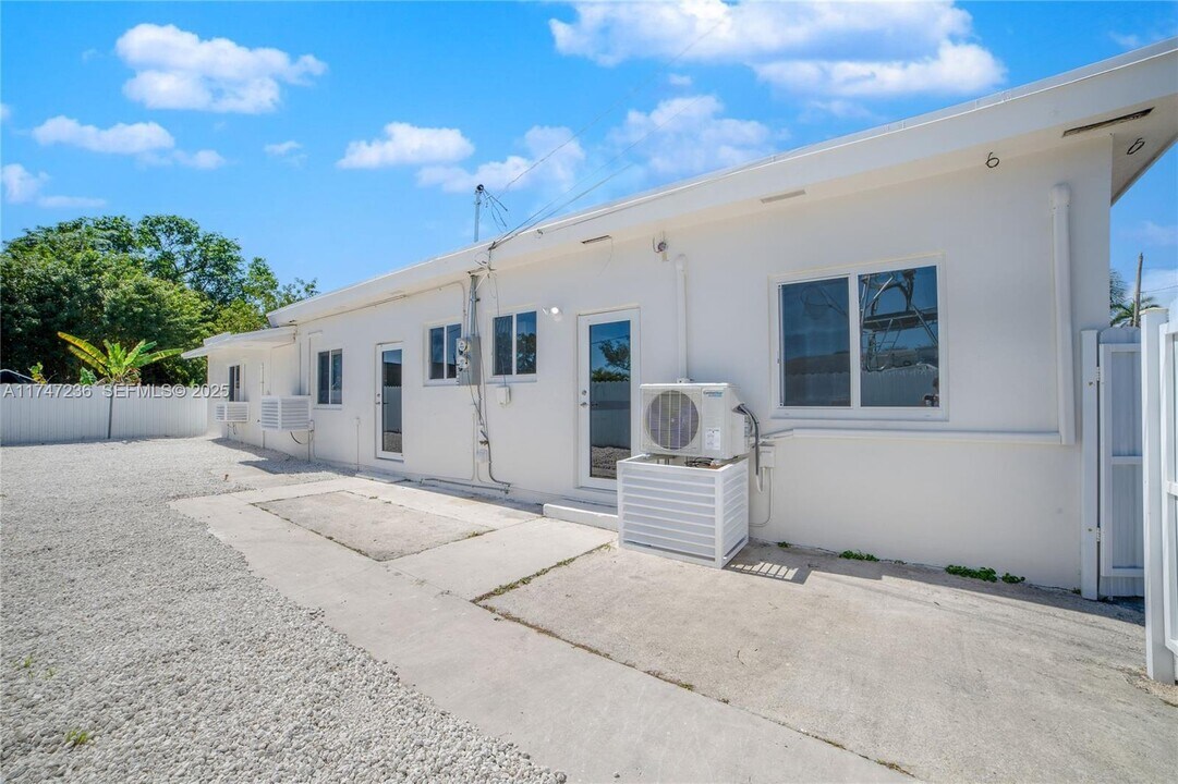 10272 SW 178th St in Miami, FL - Building Photo