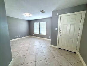 10027 Farrell Dr in Houston, TX - Building Photo - Building Photo