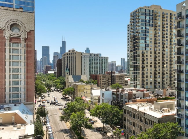 1225 N La Salle Dr, Unit C3 in Chicago, IL - Building Photo - Building Photo