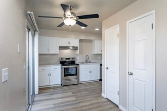 Cedar Apartments in Clovis, CA - Foto de edificio - Interior Photo