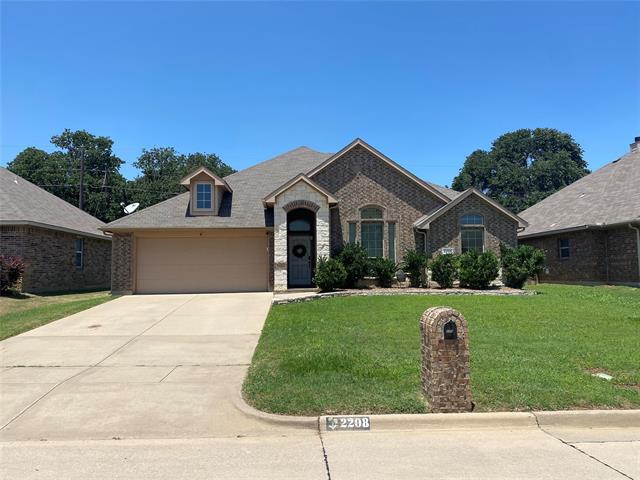 2208 Cancun Dr in Mansfield, TX - Building Photo