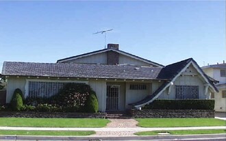 3820 S Bronson Ave in Los Angeles, CA - Building Photo
