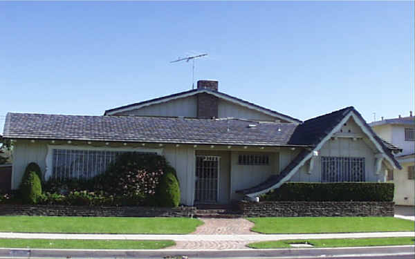 3820 S Bronson Ave in Los Angeles, CA - Foto de edificio