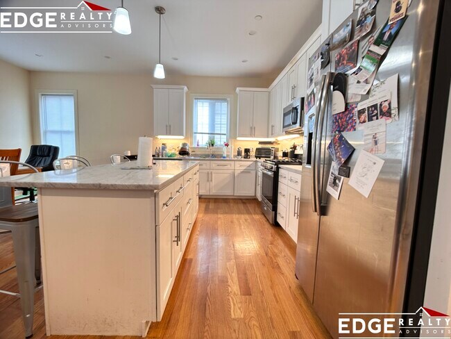 5 Sparhawk St, Unit 1 in Boston, MA - Foto de edificio - Building Photo
