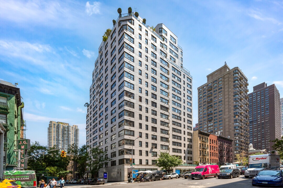 175 E 74th St in New York, NY - Building Photo