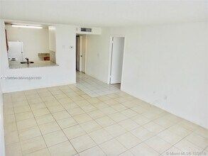 498 NW 165th St in Miami, FL - Building Photo - Building Photo