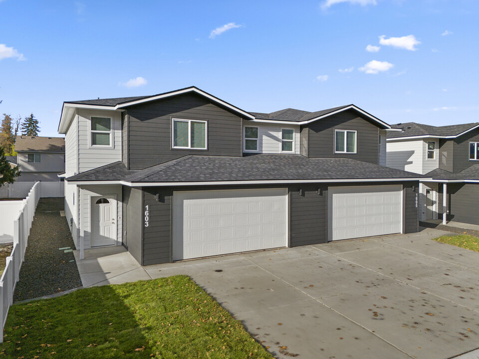 1615 N Manifold Ln in Spokane Valley, WA - Building Photo