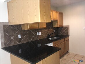 115 Crest Dr in San Marcos, TX - Foto de edificio - Building Photo