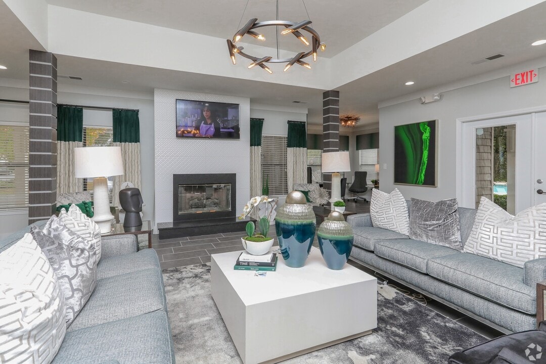 The Columns at Lake Ridge Photo