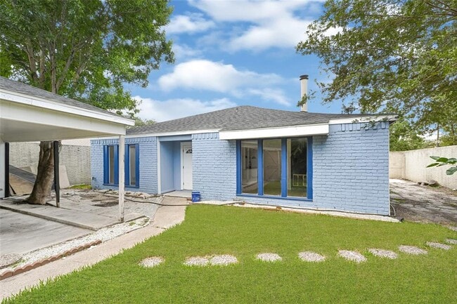 8302 Country Wind Ln in Houston, TX - Foto de edificio - Building Photo