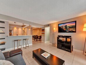 1658 Bay Rd in Miami Beach, FL - Foto de edificio - Building Photo