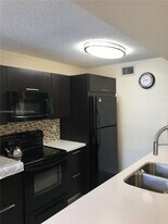 4652 NW 97th Pl in Doral, FL - Building Photo