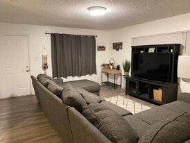 1940 Yale St in Visalia, CA - Building Photo