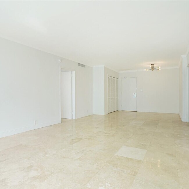 5101 Collins Ave in Miami Beach, FL - Foto de edificio - Building Photo