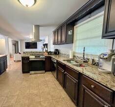 816 Valley Creek Dr in Stone Mountain, GA - Building Photo - Building Photo