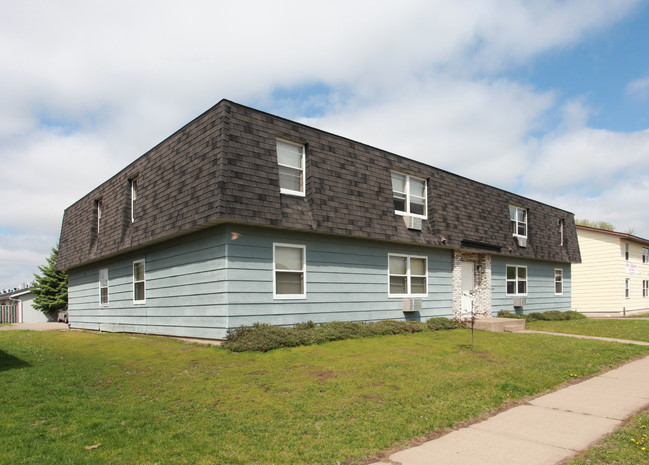 1122 Imperial Cir in Eau Claire, WI - Building Photo - Building Photo