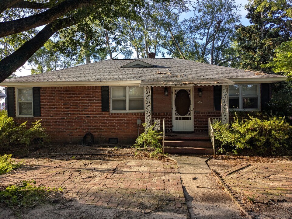 1217 Jensen St in West Columbia, SC - Building Photo
