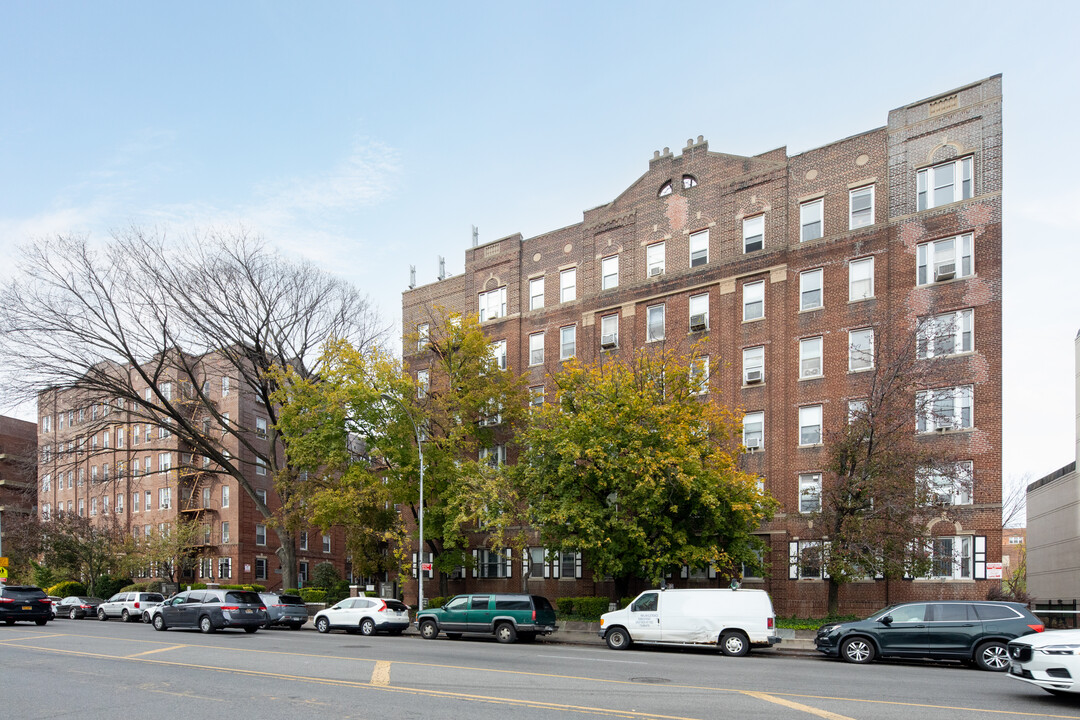 Co-Op Apartment Building in Flushing, NY - Building Photo