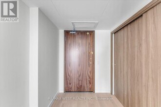 1 Concord Cityplace Wy in Toronto, ON - Building Photo - Building Photo