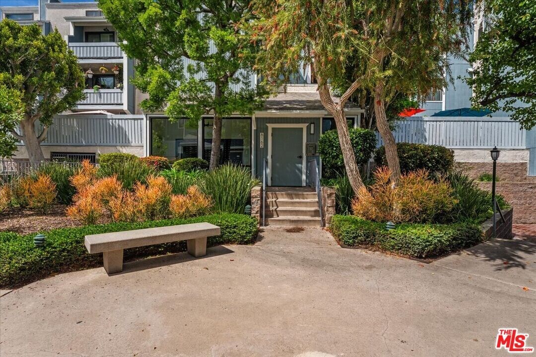 8162 Manitoba St in Los Angeles, CA - Building Photo