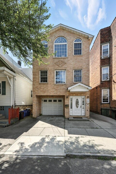 207 New York Ave in Jersey City, NJ - Building Photo
