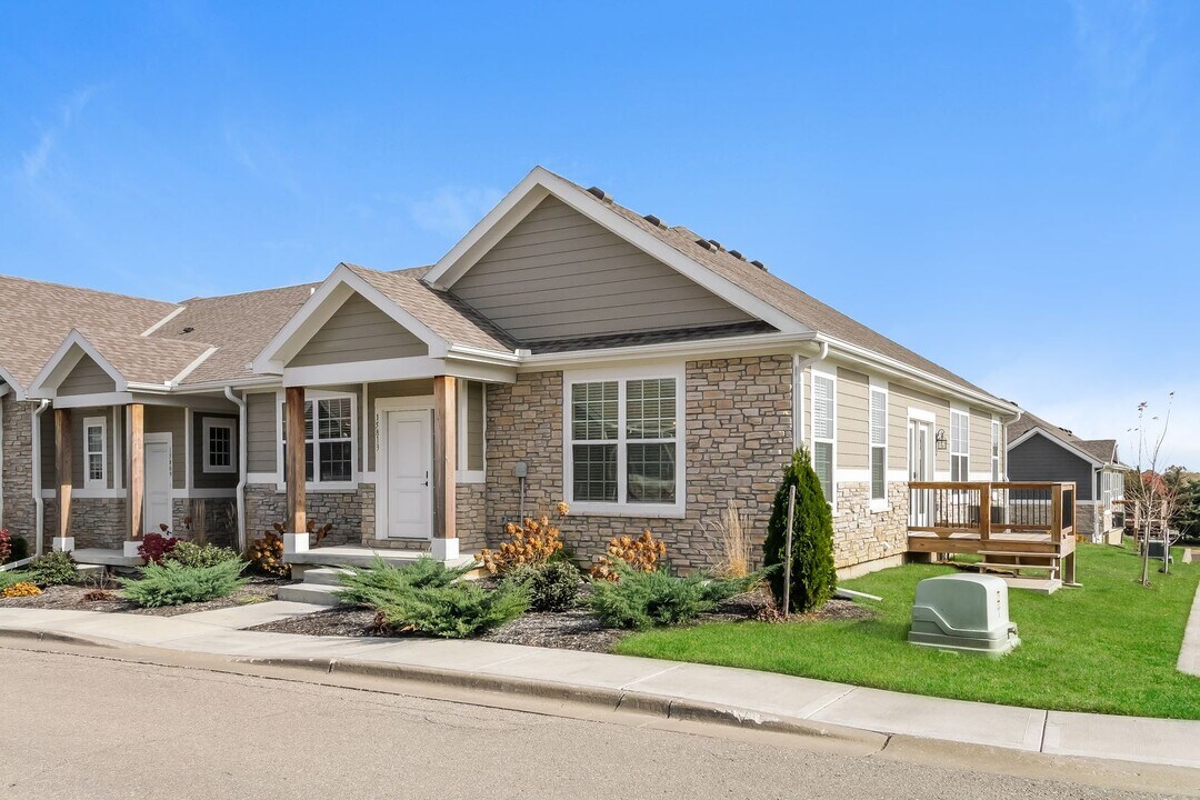 15813 Riley St in Overland Park, KS - Building Photo