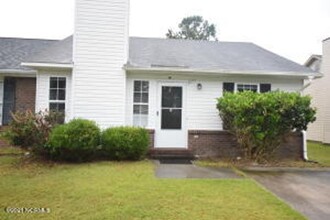 108 Live Oak Ct in Midway Park, NC - Building Photo - Building Photo