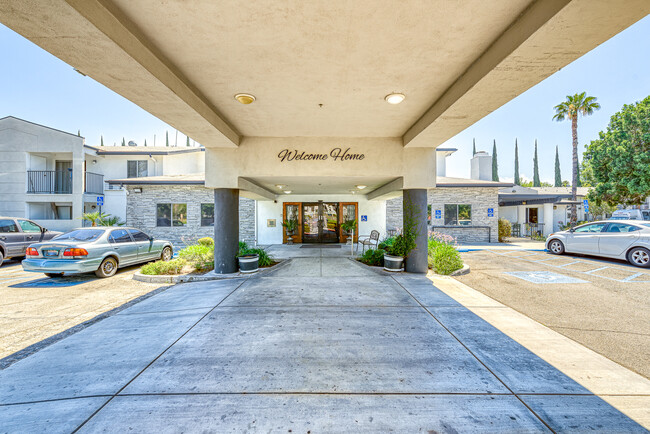 Parkside Senior Apartments in San Bernardino, CA - Foto de edificio - Building Photo