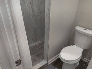 5535 Crowson St, Unit B1 in Philadelphia, PA - Foto de edificio - Building Photo