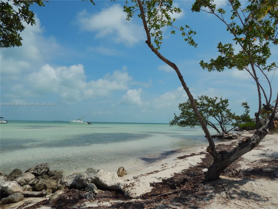 30 El Capitan Dr in Islamorada, FL - Building Photo