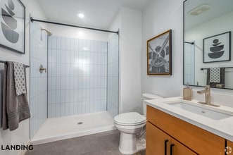 5000 Euclid Ave in Cleveland, OH - Foto de edificio - Building Photo