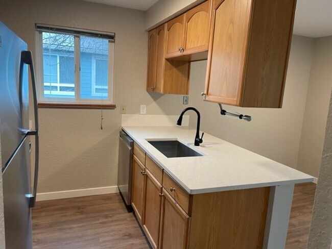 2148 SW Holden St, Unit 4A in Seattle, WA - Building Photo - Building Photo