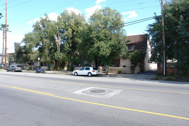 6840 Hazeltine Ave in Van Nuys, CA - Building Photo - Building Photo