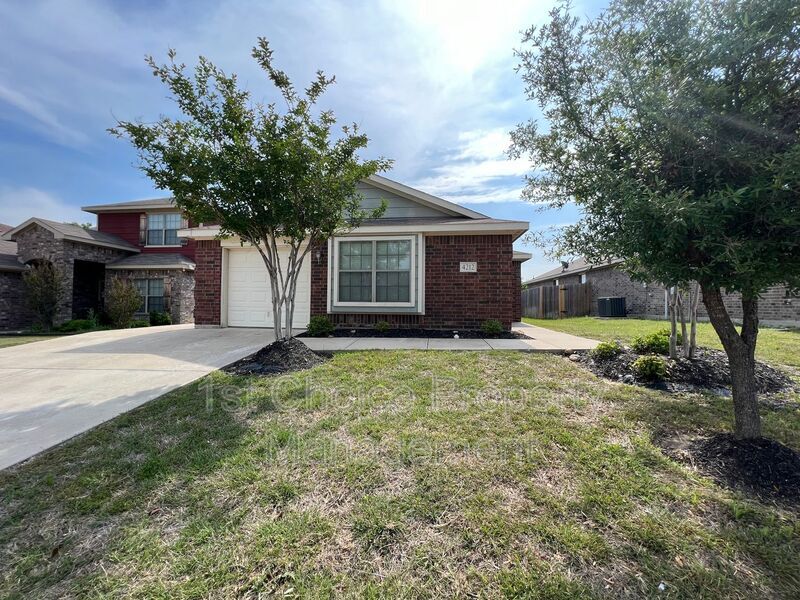 4212 Mantis St in Fort Worth, TX - Building Photo