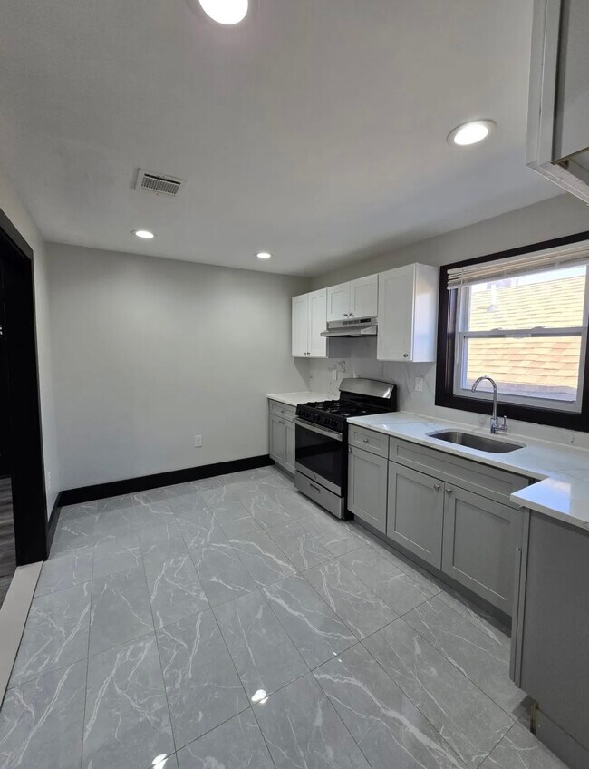 45 N 6th St, Unit 2 in Newark, NJ - Building Photo - Building Photo