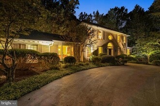 9454 Newbridge Dr in Potomac, MD - Building Photo - Building Photo