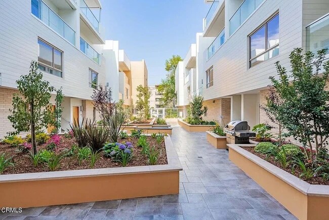 137 S Wilson Ave, Unit 305 in Pasadena, CA - Foto de edificio - Building Photo