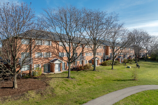 Leclair Condos in Wheaton, IL - Building Photo - Primary Photo