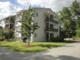 99 S Mammoth Rd in Hooksett, NH - Building Photo