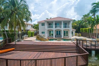 6842 NW 112th Ave in Doral, FL - Foto de edificio - Building Photo