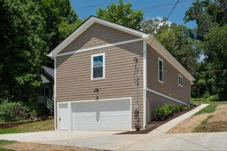 2226 Riverside Dr in Knoxville, TN - Foto de edificio - Building Photo