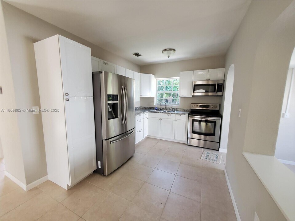 70 NW 33rd Ave in Miami, FL - Building Photo