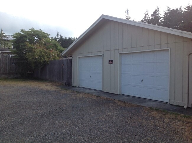 1511-1511 Arthur St in North Bend, OR - Building Photo - Building Photo
