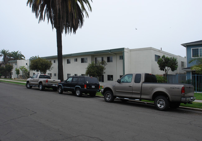 Aristocrat Apartments in San Diego, CA - Building Photo - Building Photo