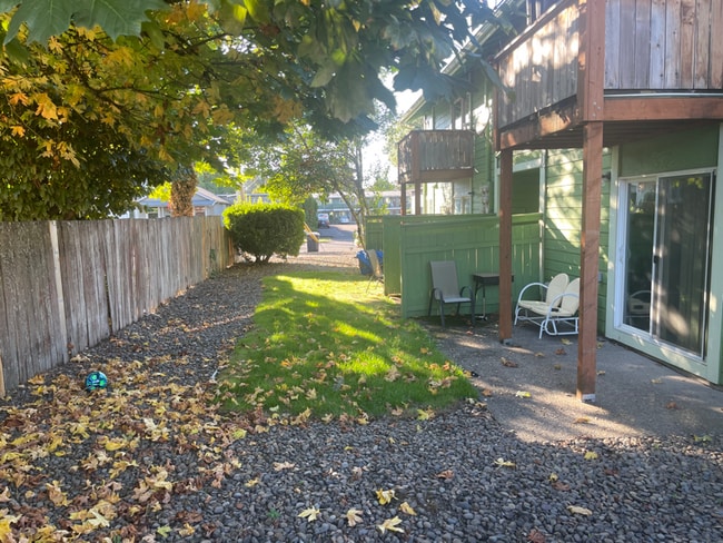 297 Main St W, Unit Apt 2 in Monmouth, OR - Building Photo - Building Photo