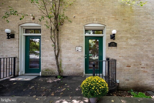 1210 Queen St in Alexandria, VA - Building Photo - Building Photo