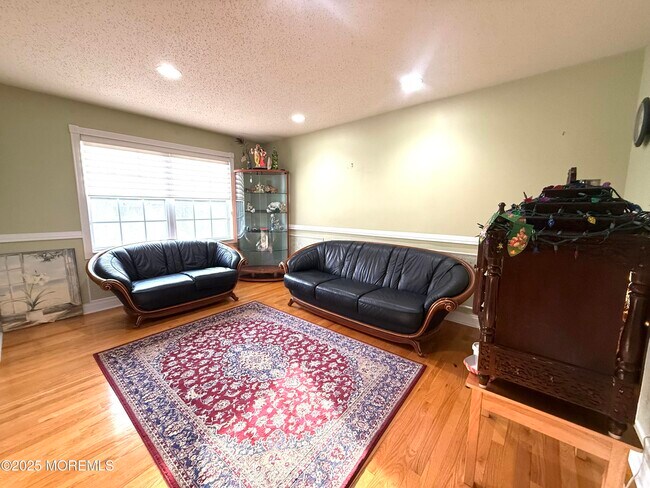 28 Skylark Ct in Marlboro, NJ - Building Photo - Building Photo