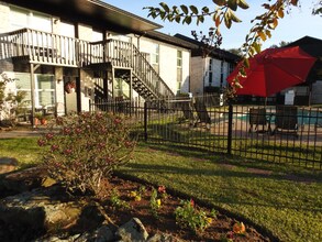 327 W Hufsmith Rd, Unit 205 in Tomball, TX - Foto de edificio - Building Photo