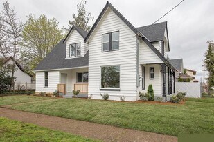 180 SE Ash St in Dallas, OR - Building Photo